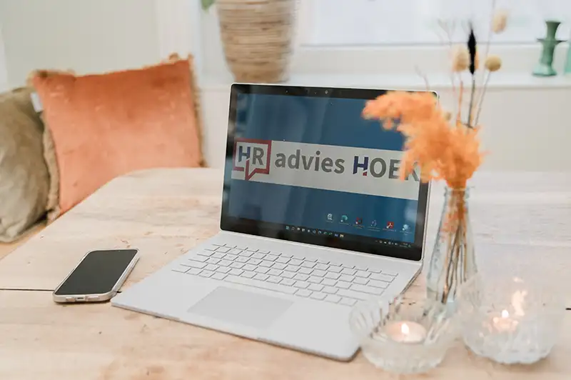 laptop met HR Advieshoek logo op het scherm